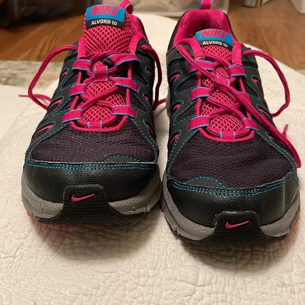Nike Alvord 10, size 9, women’s sneaker. Black-gray-pink. Very good condition.